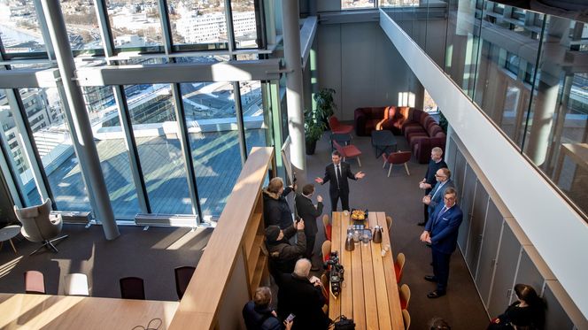 Næringsminister Torbjørn Røe-Isaksen (med rygg t.v.), konsernsjef Peter A. Ruzicka (midten) og styreleder Stein Erik Hagen (t.h.) under omvisningen ved åpningen av Orklas nye 16. etasjers bygg på Skøyen. Foto:  Berit Roald / NTB scanpix