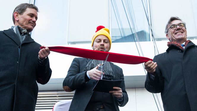 Næringsminister Torbjørn Røe-Isaksen (midten), konsernsjef Peter A. Ruzicka og styreleder Stein Erik Hagen (t.h.) under avdukingen av en statue utenfor det nye Orkla-huset. Foto:  Berit Roald / NTB scanpix