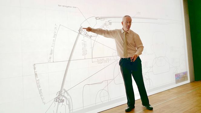 Andrew Leicester sørger for at hvert element henger sammen under designernes skall. Foto: Svein-Erik Hole