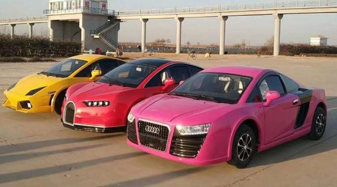 I tillegg til Bugatti Chiron (i midten) kan kineserne også by på elektriske versjoner av Lamborghini Aventator (til venstre) og Audi R8. Sistnevnte med hele fem ringer i grillen. Foto:  Produsenten