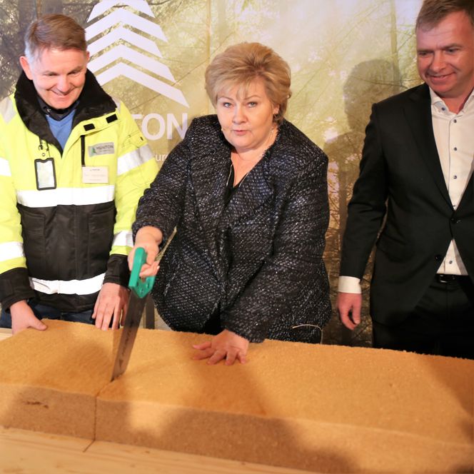 Fabrikksjef Tom Wasenden og administrerende direktør Arne Jebsen flankerte statsminister Erna Solberg under den offisielle åpningen av isolasjonsfabrikken. Foto: Knut Bjørheim