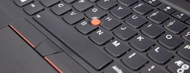 På 90-tallet hadde mange bærbare PC-er en slik styrepinne. Lenovo er blant de få som har beholdt den røde styrepinnen, som er blitt et slags kjennetegn for Thinkpad-PC-ene. Foto: Kurt Lekanger, Digi.no