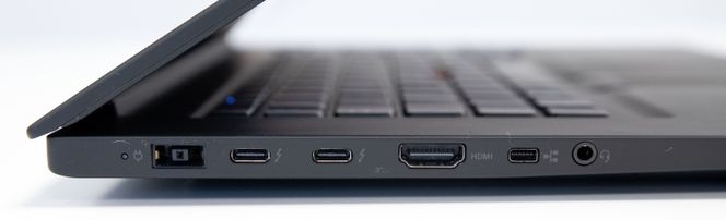 På venstre side er det to USB-C-porter med Thunderbolt 3-støtte, i tillegg til HDMI-kontakt (full størrelse), kontakt til Ethernet-adapter, ladekontakt, samt 3,5 mm hodetelefonutgang. Foto: Kurt Lekanger, Digi.no