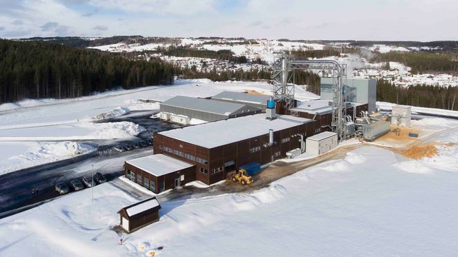 Den nye fabrikken ligger på Skjerven i Hunndalen, en ny næringspark på Gjøvik. Produksjonslinjen går fra høyre til venstre på bildet. Ferdige isolasjonspakker plasseres i de to grå lagrene i bakgrunnen. Foto: Jan Tore Øverstad