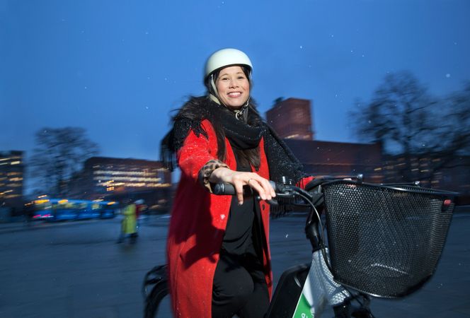 Kjører elsykkel: – Jeg tror mange blir desillusjonerte fordi politikerne gjør klimapolitikken for komplisert ved å snakke om kvoter og referanser. Det viktigste er at de miljøvennlige løsningene er enkle å ta i bruk. Foto: Sverre Chr. Jarild