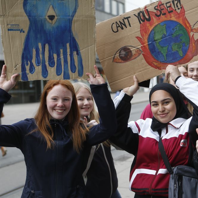 De mener de voksne må ta de på alvor. Hedvig og Aisha hadde lagd egne plakater før skolestreiken i Oslo. Foto: Erik Martiniussen