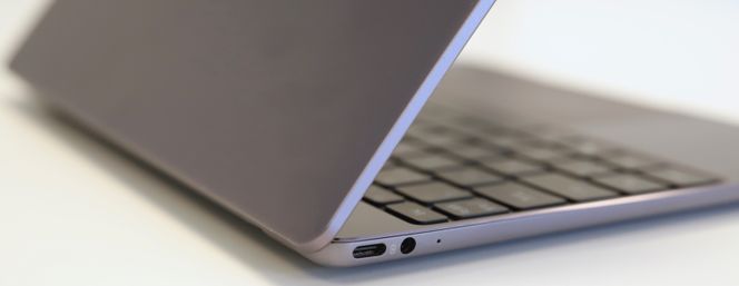 På venstre side er det en USB-C-port (fungerer også som ladeport) og en 3,5 mm hodetelefonutgang. Foto: Kurt Lekanger, Digi.no