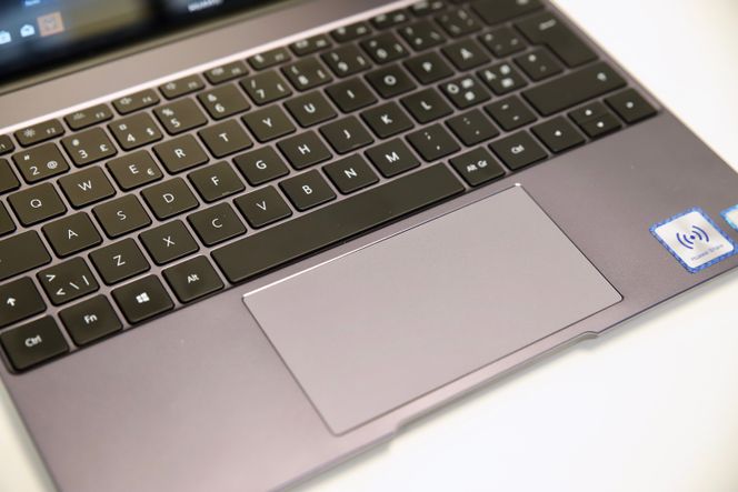 Pekeplaten er veldig stor – og en av de beste vi har brukt på en Windows-PC. Foto: Kurt Lekanger, Digi.no