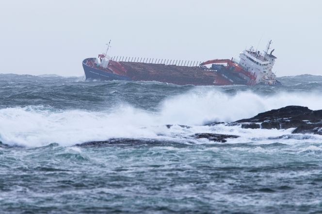 Hagland Captain lå søndag morgen i anker etter at det fikk problemer under stormen ved Hustadvika i Møre og Romsdal lørdag kveld. Foto:  Svein Ove Ekornesvåg/NTB Scanpix