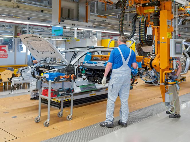 Her monteres dashbordet i en Golf. Selv om prosessen er automatisert krever den fire personer som bistår og kontrollerer roboten. Når ID Kommer skal automatiseringsgraden være tilnærmet tredoblet i fabrikken, og den tilsvarende modulen blir montert helt uten personell til stede. Foto:  Joachim Seehusen