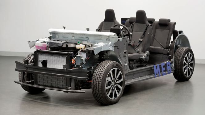 VW-ingeniørene er stolte over MEB-plattformen, og hevder de er den første etablerte bilprodusenten som bygger om en eksisterende bilfabrikk til kun elbilproduksjon. Bildet viser chassiset til modellen som internt kalles Neo. Den får ytre mål som en Golf, og innvendig plass som en Passat. Den er planlagt å være i salg til forsommeren neste år. Foto:  Volkswagen