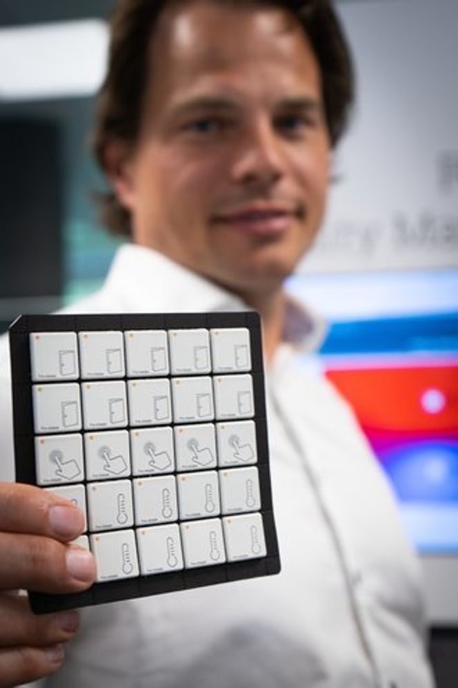 Gründer i Disruptive Technologies, Erik Fossum Færevaag, med et startkit bestående av de tre sensorene de vil konsentrere seg om først. Temperatur, trykk og nærhet.