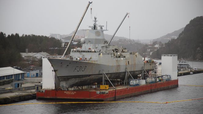 KNM Helge Ingstad ligger fortsatt på lekteren BOA Barge 33 ved Haakonsvern i Bergen. Foto:  Tore Stensvold