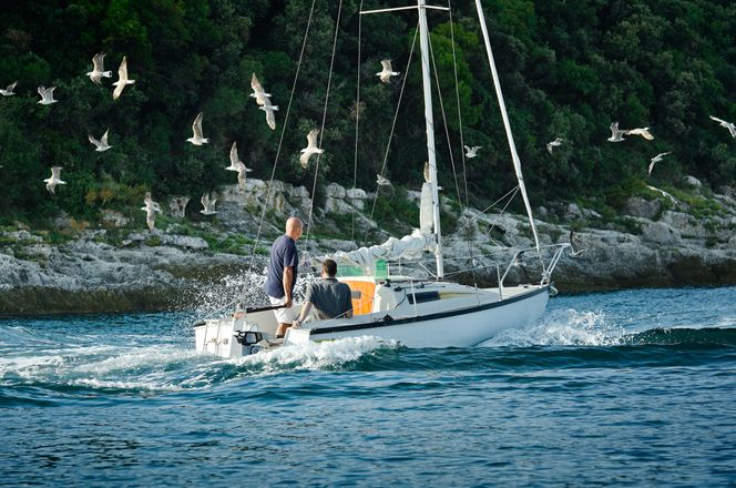 Seilbåter som kun trenger elektrisk hjelpemotor er enklest å elektrifisere. De kan lade når de ligger til land, men også utstyres med en foldepropell eller vindmølle som genererer kraft tilbake til batteripakken. Foto:  Torqeedo