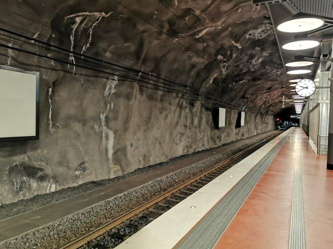 Nattmodus for å få med detaljer i mørk t-bane-tunnel.
