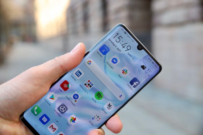 Huawei P30 Pro har en OLED-skjerm som dekker hele fronten. Foto: Kurt Lekanger