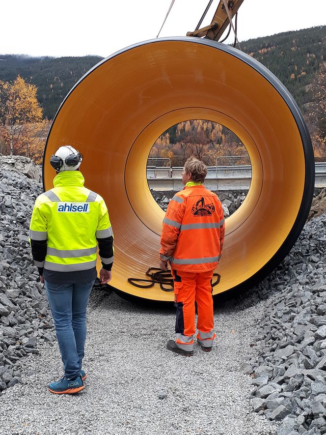 Lars Erik Berg og Roger Reiersgård fra Turhus Maskin kontrollerer at det 11 meter lange røret er kommet vel på plass