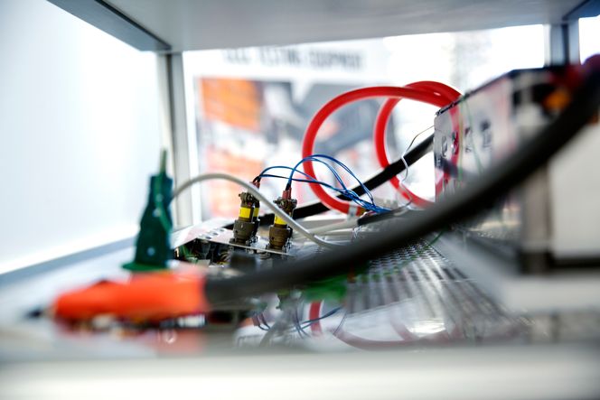 Her blir battericeller utsatt for hardkjør i batterilaboratoriet. Volvo investerer 600 millioner svenske kroner i utvidelse og oppgradering av laben. Foto:  Sverre Chr. Jarild