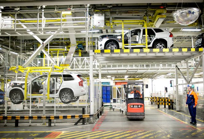 Volvo har valgt å bruke samme plattform til sine hybrider og elbiler som til biler med bensin- og dieselmotorer. Dermed kan de bruke eksisterende produksjonslinjer uten kostbare ombygginger. Foto:  Sverre Chr. Jarild