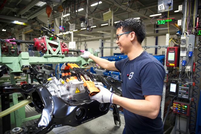 Fra Torslanda kommer plug in-hybridene på løpende bånd. Her sørger Thanh Nhuyen for at nok en bil kan kjøre delvis elektrisk, Foto:  Sverre Chr. Jarild