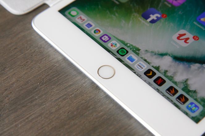 iPad mini benytter fortsatt den «gode gamle» fingeravtrykksleseren, i motsetning til Pro-modellene hvor Apple har gått over til ansiktsgjenkjenning. Foto: Kurt Lekanger