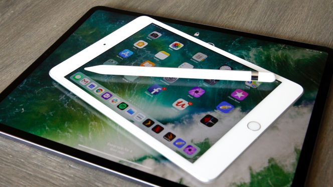 iPad mini blir liten i forhold til toppmodellen – iPad Pro på 12,9 tommer. Foto: Kurt Lekanger