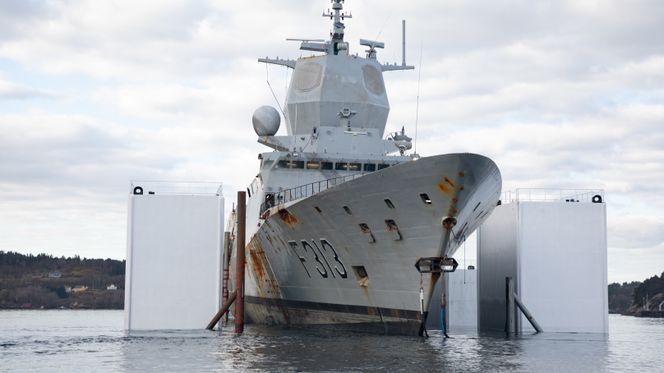 KNM Helge Ingstad har ligget på lekteren BOA Barge 33 ved Haakonsvern i Bergen siden hevingen. Her sjøsettes fregatten. Foto: Emil Wenaas Larsen / Forsvaret