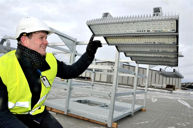 De største lysmastene som skal reises i Karmsund havn får en slik plattform øverst med påmontert i alt 40 lamper, alle med ledlys. Foto: Thomas Førde