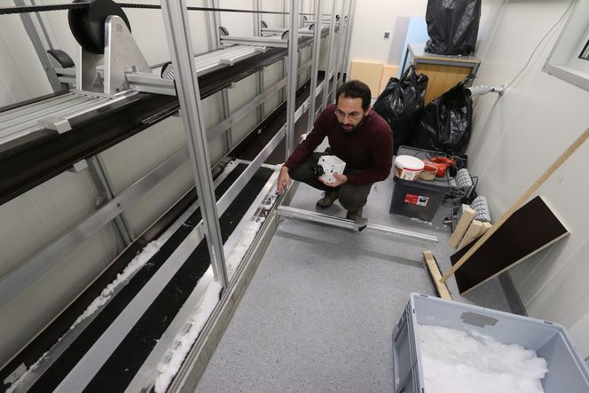 Henri Giudici har studert hvordan salt påvirker kompakteringsprosessen og hvor lite saltløsning som skal til for å hindre kompaktering av snø.  Foto: Nina Elisabeth Tveter, Gemini