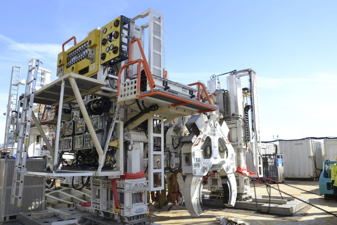 Denne sjøvannshydrauliske løfteramma, benyttes på havets bunn til å løfte og flytte røret i helt nøyaktig posisjon før sveising kan starte. Foto:  Thomas Førde