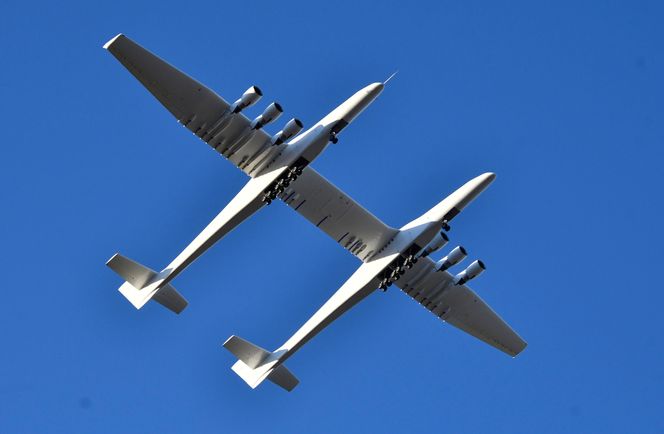 Det enorme flyet har to skrog og seks motorer. Tanken er at rakettene som skal frakte satellitter ut i rommet, skal henge mellom de to flykroppene på Stratolaunch. Foto: GENE BLEVINS