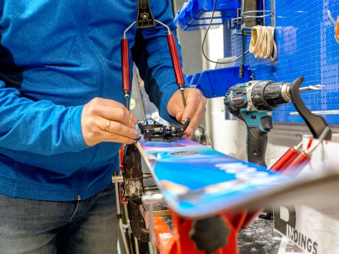 Lettvektsbindingene til selskapet veier 250 gram og har avtagbare kroker. Krokene kan puttes i sekken under opptur, og slik spare vekt under bena. Foto:  Marthe Svendsen