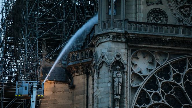 Selve strukturen som holder Notre-Dame-katedralen oppe er reddet etter storbrannen mandag kveld. Spiret og store deler av taket gikk tapt. Foto: AP/NTB Scanpix