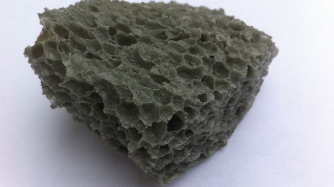 Skumglass: Sammen med OiW Prosess jobber Scanglass i Søgne med å utnytte de giftfrie restene av flyveasken etter at metaler og salter er fjernet. De kan f. eks. som her smelte resten til et skumglass som brukes som isolerstoff for veibygging. Foto:  Picasa