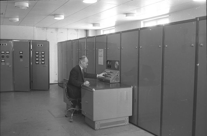 Det skal være ingeniør Bakke som her sitter ved Frederic. Bildet er tatt ved FFI på Kjeller den 25. mars 1966. Foto: Norsk Teknisk Museum/Rolf A. Strøm