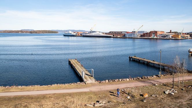 Slik ser det ut i dag: Før byggingen kan starte skal sjøbunnen renses etter mange år med utslipp fra militær og maritim virksomhet. Foto: Knut Bjørheim
