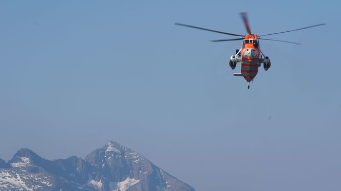 En Sea King fra 330-skvadronen er på vei inn til havaristen MF Værøy. Foto:  Eirik Helland Urke