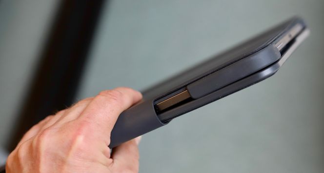 Hvorfor Logitech har valgt navnet «Slim» på dette dekselet, er for oss en gåte. Foto: Kurt Lekanger, Digi.no