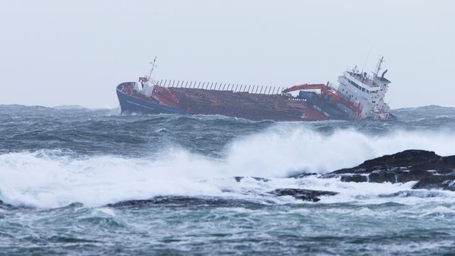 Litt i skyggen av dramatikken med Viking Sky, kjempet mannskapet på ni om bord på det 90 meter lange bulkskipet, med full motorstans. I en brottsjø kom det vann inn i et luftinntak og vann sprutet opp i en tavle og forårsaket en kortslutning og dermed motorstans. Foto: Svein Ove Ekornesvåg/NTB Scanpix