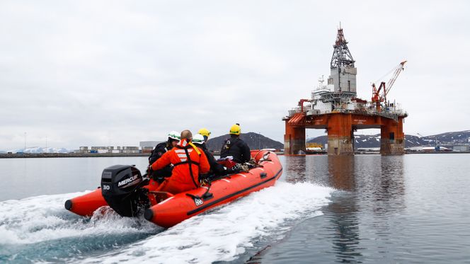 Seadrill-riggen West Hercules ligger til kai like utenfor Hammerfest i Finnmark. Foto: Jonne Sippola/ Greenpeace