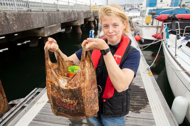 Imogen Napper og de andre forskerne ved Universitetet i Plymouth publiserte for få dager siden resultater som viser at det ikke er dekning for å si at bionedbrytbare poser har en tydelig miljøfordel sammenlignet med tradisjonelle plastposer. At posene kan løses opp til mikroplast, er heller ikke bra, ifølge forskerne. Foto:  Lloyd Russell, University of Plymouth