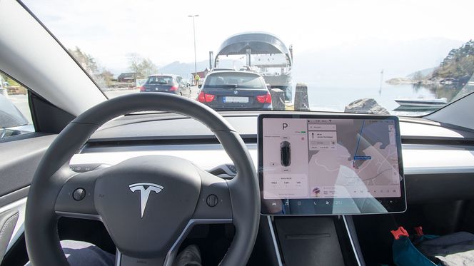 Tesla Model 3 har minimalistisk interiør. Foto: Marius Valle