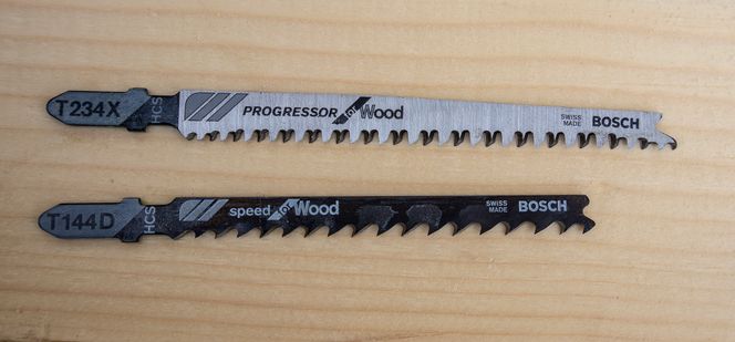Velg rett blad: Det øverste stikksagbladet er en Bosch Progressor T234X som har en svært spesiell utforming og sliping. Det er skånsomt mot trefibrene. Det nederste bladet, Speed T144D, er optimalisert for hastighet, men det rufser opp treet mye mer. Foto: Odd R. Valmot
