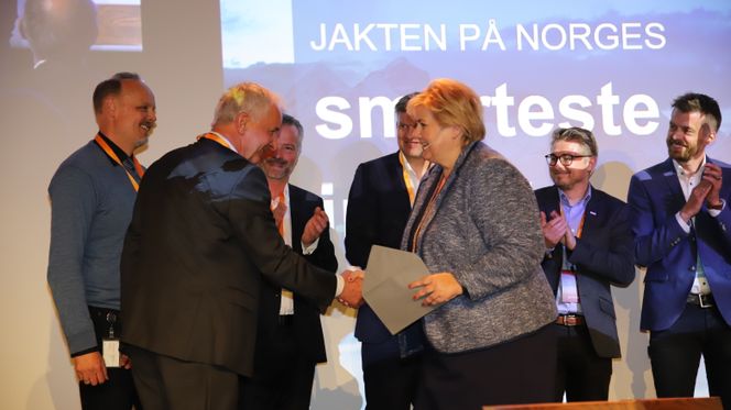 Ola Tronrud mottar prisen av Erna Solberg. Foto: Tore Stensvold