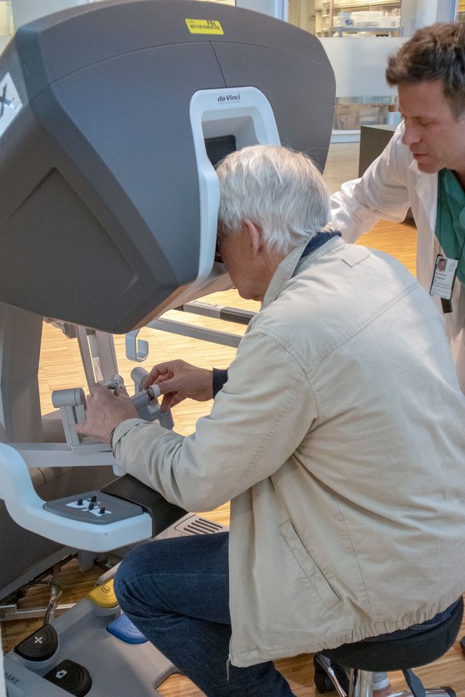 Vi fikk prøve 4. generasjon av Da Vinci-roboten og ble svært overasket over hvor enkelt og intuitivt det er å operere instrumentene. Foto:  Radiumhospitalet