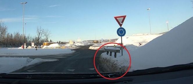 Eksempel på rekkverk-ende som ikke er tilstrekkelig sikret, mot fartsretningen. Bildet er hentet fra Vegtilsynets rapport. Foto:  Vegtilsynet