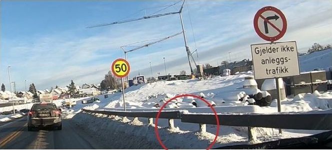 Mangelfull innfesting mellom rekkverkselementer. Vegtilsynet fant et stort antall slike under inspeksjonen. Foto:  Vegtilsynet