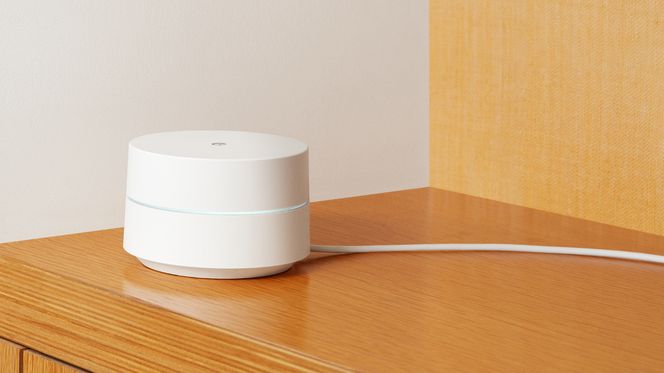 Hvorvidt den runde, hvite plastboksen fra Google er pen å se på, er det nok delte meninger om. Men hvis alternativet er en svart firkant med antenner stående ut og til værs, kan det jo være den foretrekkes. Foto: Altibox