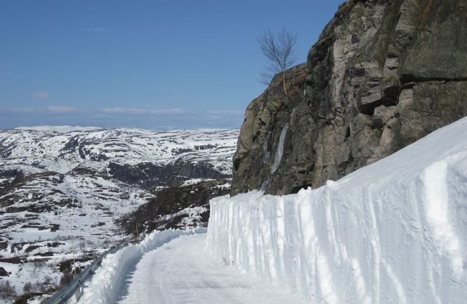 Snøskavlene er en av «turistattraksjonene» i tiden like etter veiåpningen, men denne vinteren har det vært mye mindre snø i fjellet enn normalt. Foto: Lars Helge Rasch/Statens vegvesen