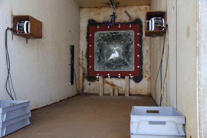 To høyhastighetskameraer fanget opp eksplosjonen av vinduet. Foto:  Tuva Strøm Johannessen